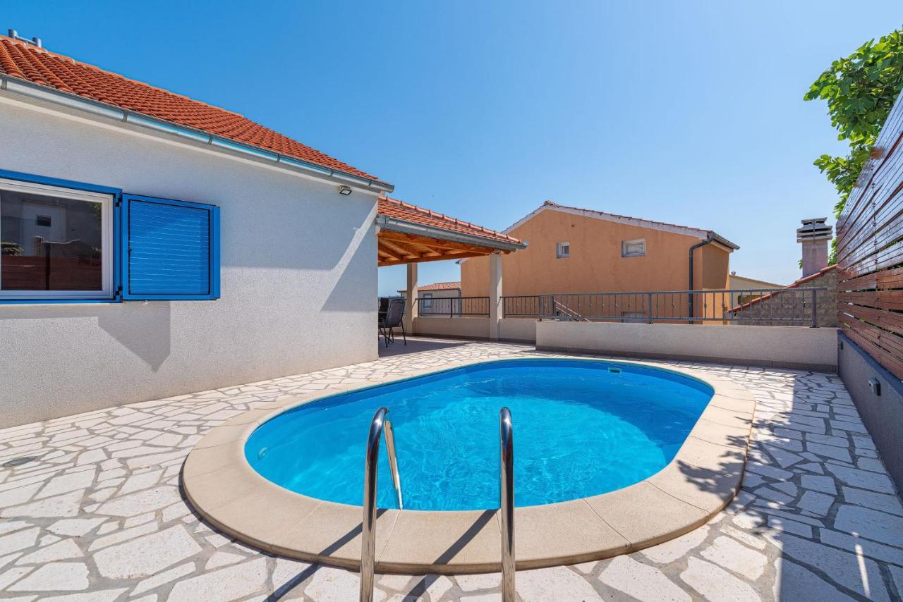 Nika Villa *