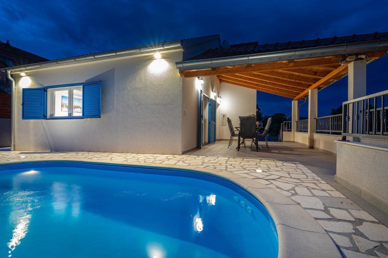 Nika Villa *